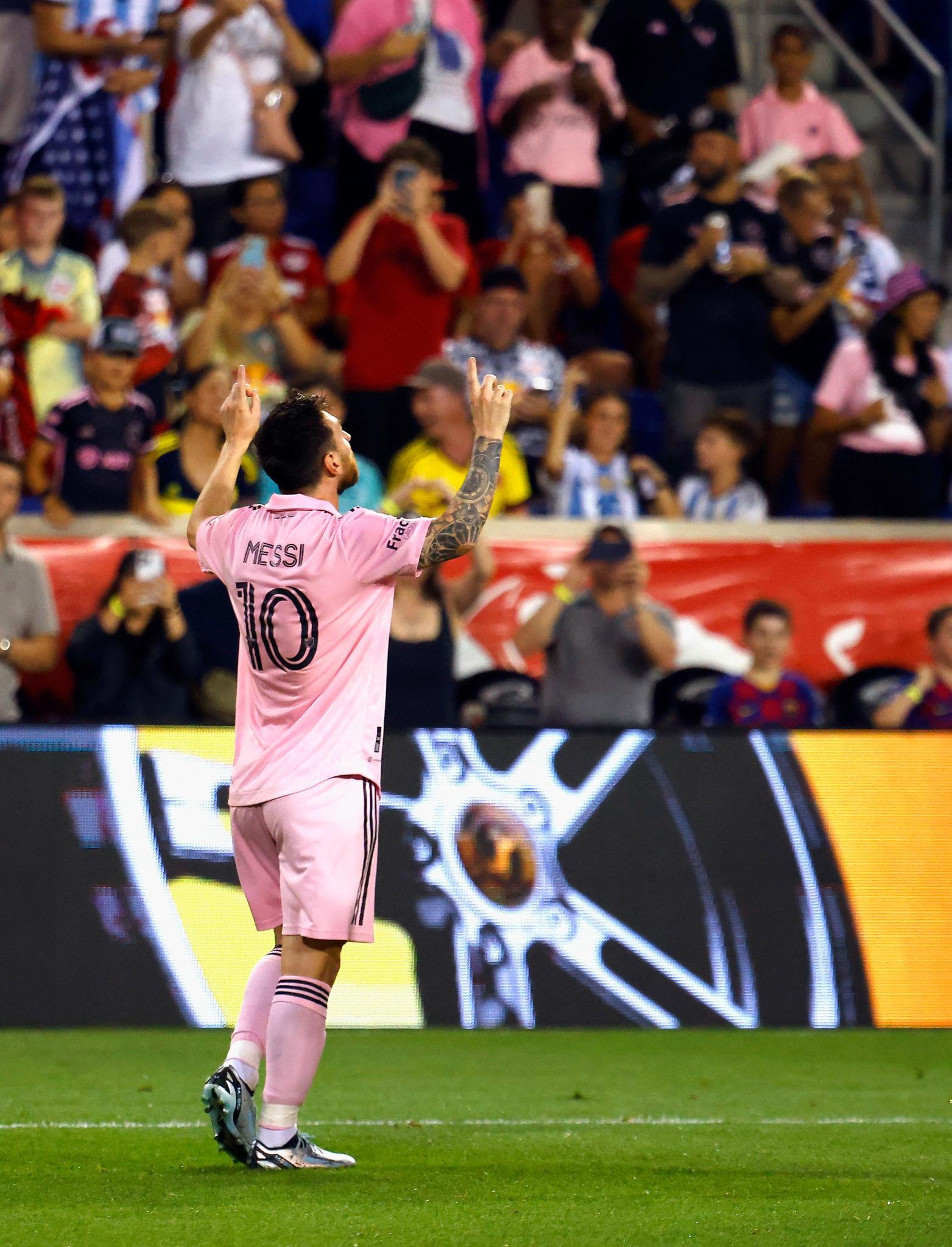 Picture of Lionel Messi playing soccer